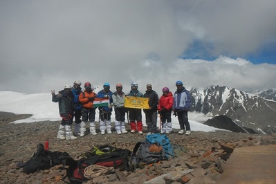 At Summit – Laxman, Ajinkya, Abhishek, Muzammil, Ashish, Nilesh, Dilawar, Komal, Bhagat
